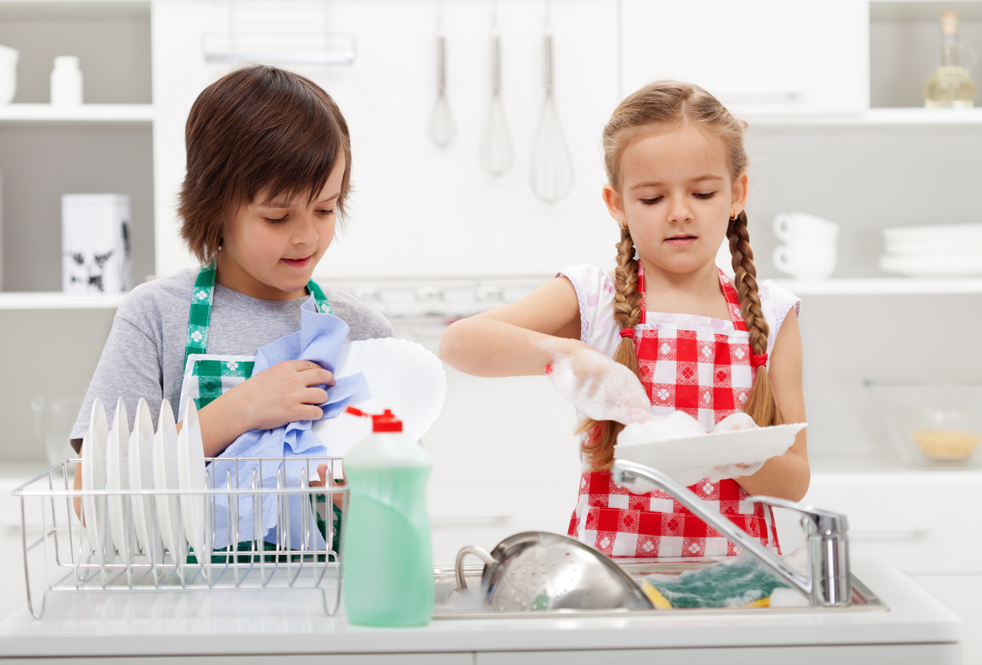 Niños lavando platos